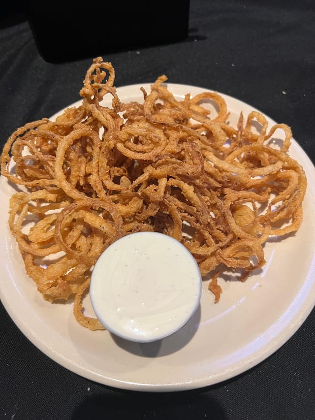 ONION RINGS STRAWS HALF ORDER.