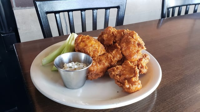 BONELESS WINGS.